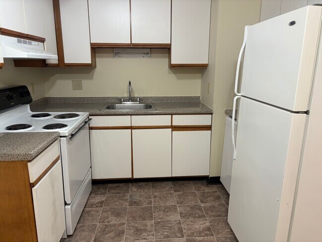 Building Photo - 1731 Highland Apartment