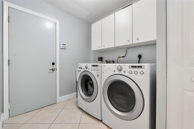 Building Photo - 3527 Chesapeake Cir