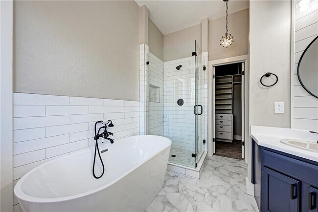 Building Photo - 2203 Tanglevine Dr