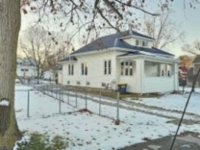 Building Photo - Updated 2 Bedroom (with flex/office space), 2.5 Bath Home with Attached Garage – $1,695/Month