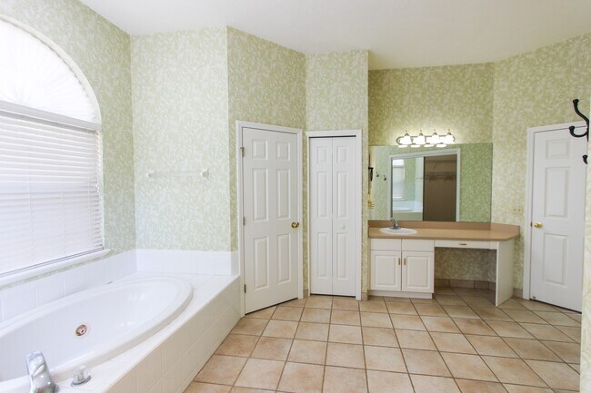 Building Photo - 4404 SW 91st Dr