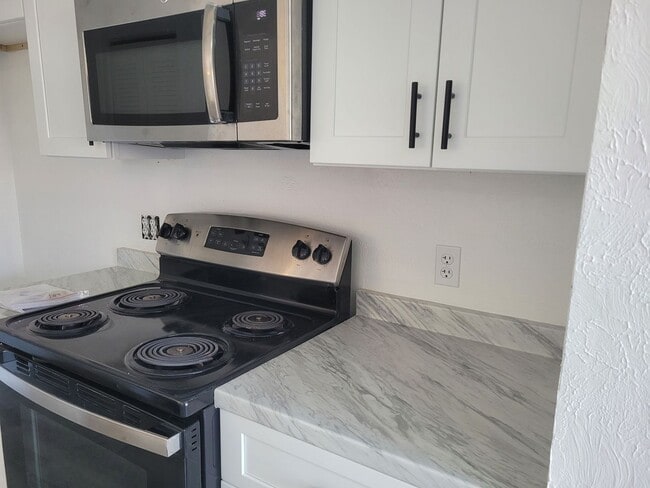 Building Photo - FOR RENT!! CUTE AND COZY 1 BEDROOM 1 BATHROOM WATER VIEW CONDO (MOVE IN SPECIAL)..