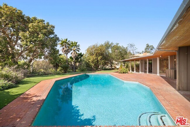 Building Photo - 590 N Tigertail Rd