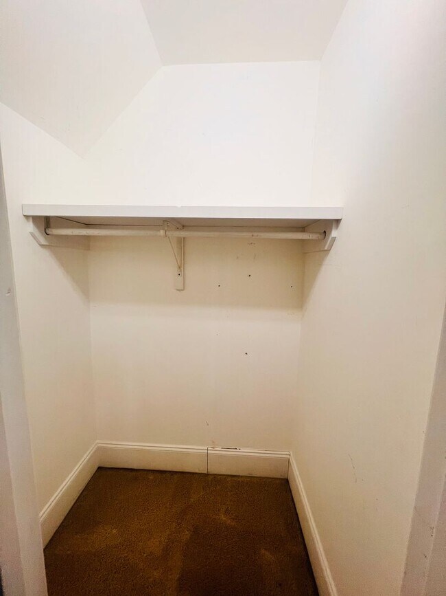 Building Photo - Tucked Away 3 Bedroom Gem on Private Road ...