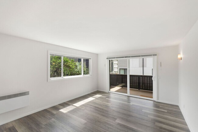 Building Photo - 211 3rd St S