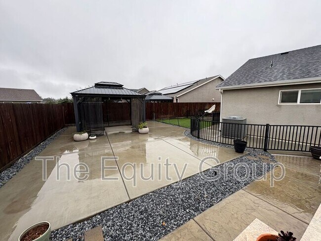 Building Photo - 4201 W Wren Ave