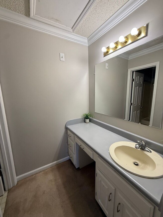 Building Photo - 2/2 Townhome Available Now!!