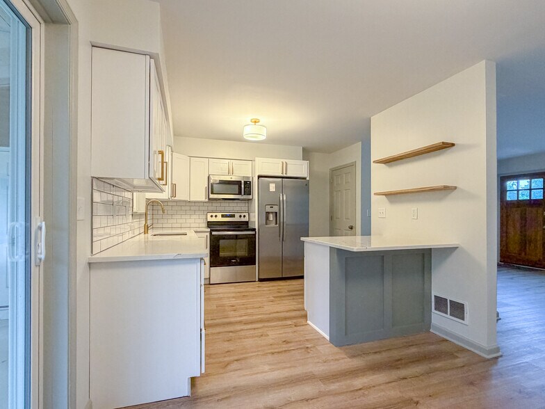 Building Photo - 425 Deerfield Dr