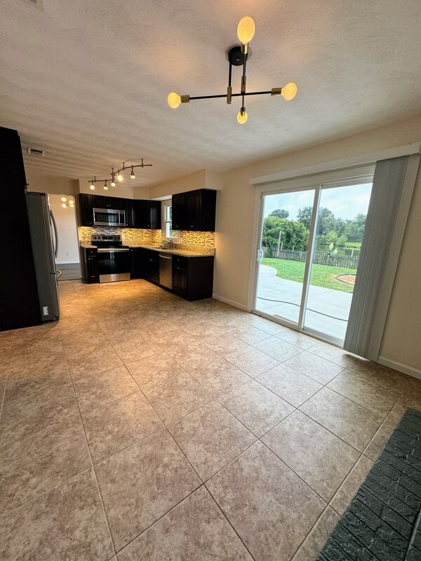 Building Photo - 3021 Glastonbury Dr