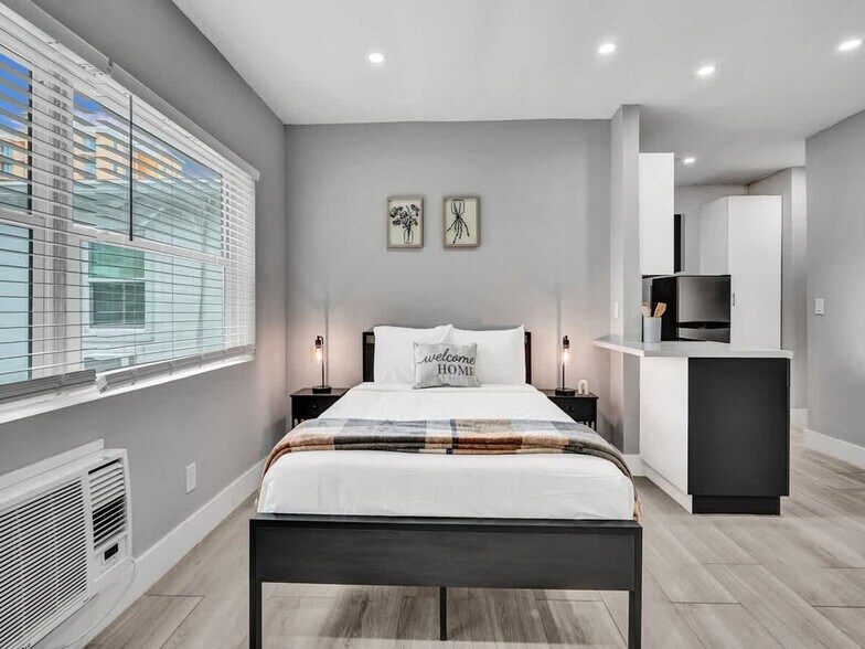 Building Photo - 906 N Riverside Dr