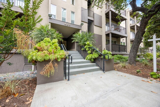 Building Photo - 425 Orange St