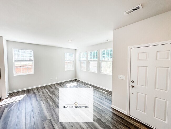 Building Photo - Beautiful new townhome available in Travelers Rest