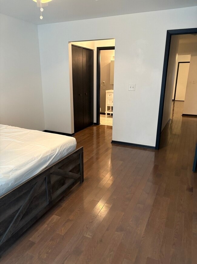 Building Photo - 109 Paramount Dr