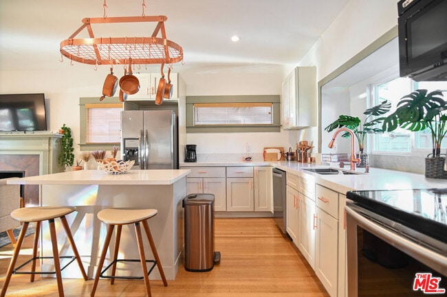 Building Photo - 1600 N Kingsley Dr