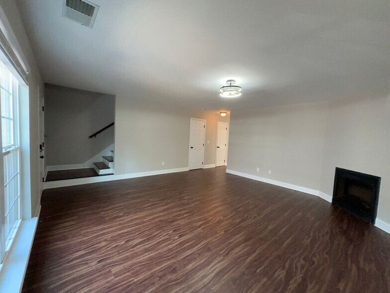 Building Photo - 1126 Maple Tree Ln