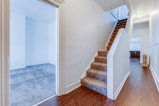 Building Photo - AVAILABLE July 2026 - Huge 5 Bedroom, 2 Bath Home in South Side Slopes w/ Garage Attached!