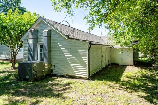 Building Photo - Recently Renovated Three bedroom Home!