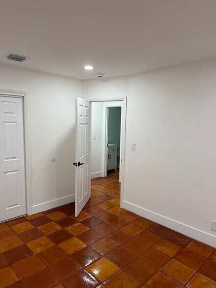 Building Photo - 850 SW 12th Ct