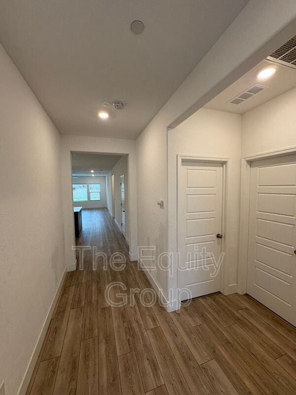 Building Photo - 217 E Tyler Ave