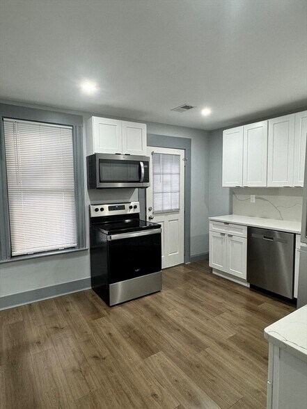 Building Photo - 168 Putnam St