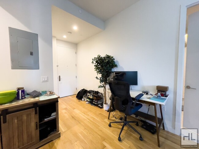 Building Photo - Stylish and Modern 1-Bed 1-Bath with Priva...