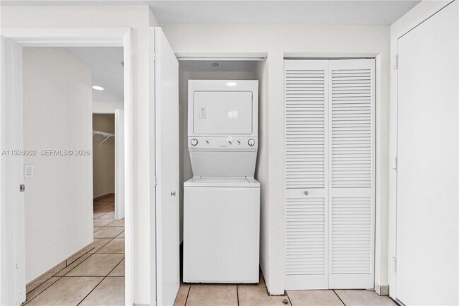 Building Photo - 2475 Brickell Ave