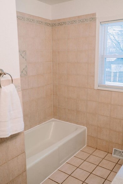 Building Photo - 919 Seneca Dr