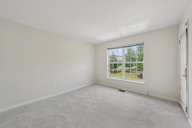 Building Photo - Beautiful End-Unit Townhome-Style Condo Ne...