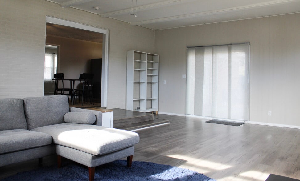 Primary Photo - 1213 Park Dr