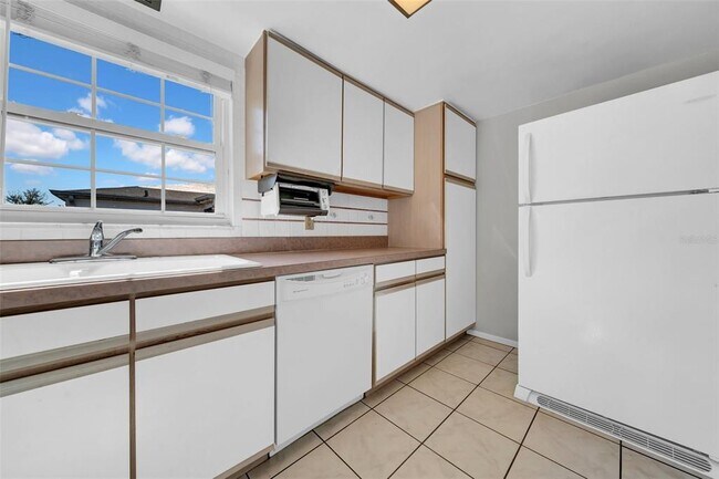 Building Photo - 1142 84th Terrace N