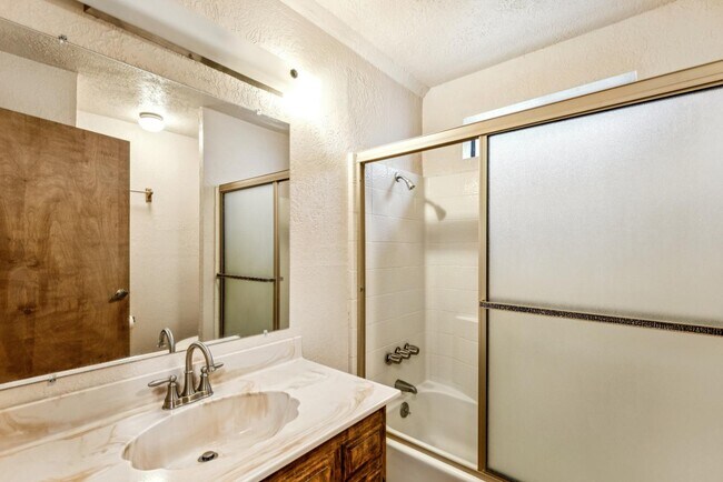 Building Photo - 725 Ivy Ln