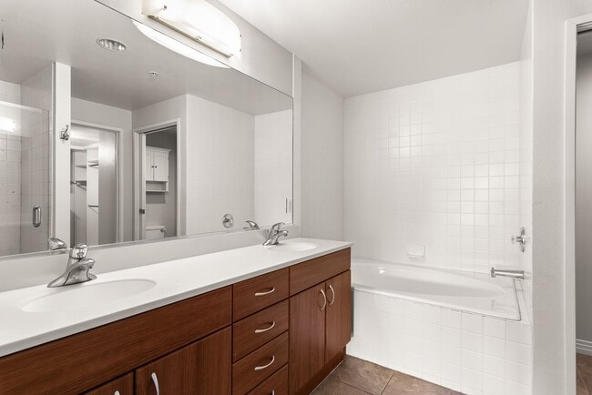 Building Photo - Walkable Little Italy Living – 3BR/3BA with Gated Parking