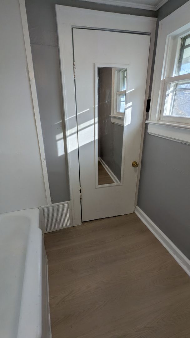 Building Photo - Welcome to your charming home located in the vibrant city of Akron