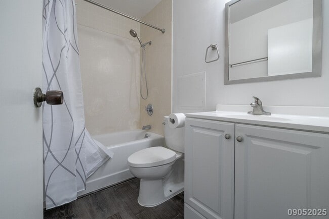 Building Photo - $2,300 / 1br - 594ft2 - Beautifully Renova...