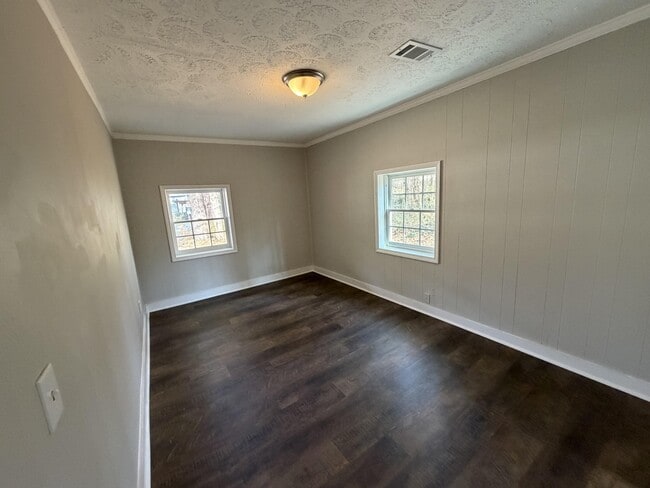 Building Photo - 142 E Forest Dr