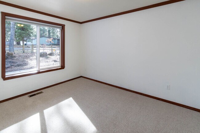 Building Photo - This could be your dream home! Must see!!