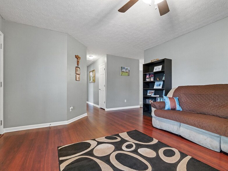 Building Photo - 793 Summer Hill Ln