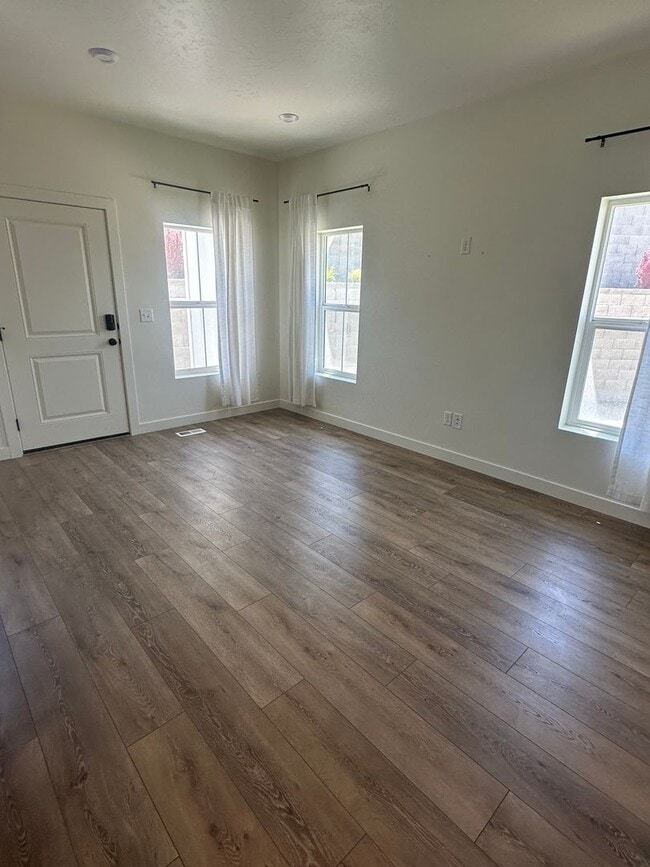 Building Photo - GORGEOUS EAGLE MOUNTAIN TOWNHOME!!!