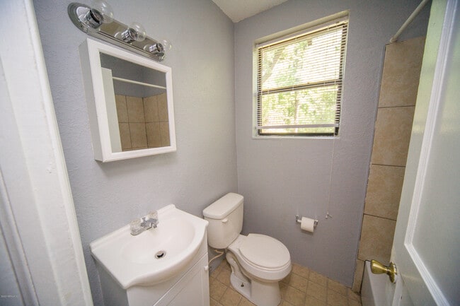 Building Photo - 1521 Yukon St