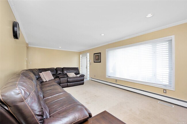 Building Photo - 90 E 7th St