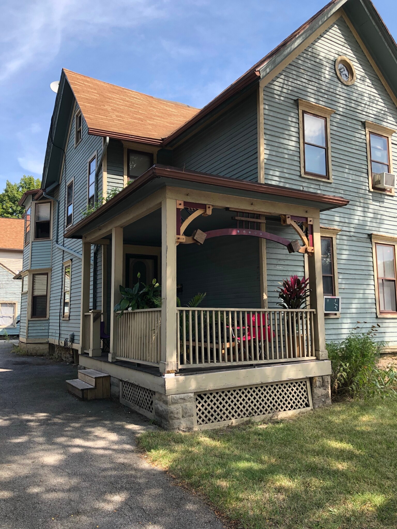 Building Photo - 652 University Ave