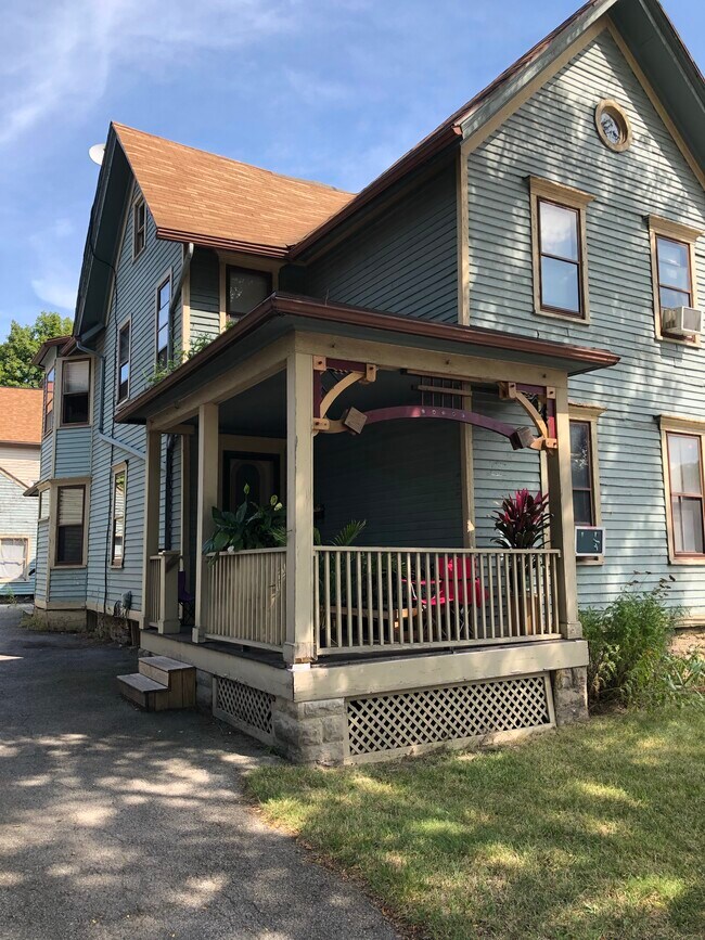 Primary Photo - 652 University Ave