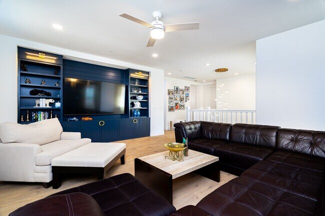 Building Photo - Gorgeous Custom Upgraded Serrano Home!