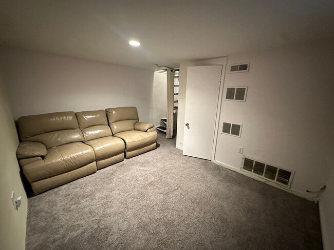 Building Photo - 2B1B three story town house with finished basement