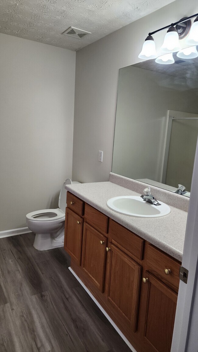 Building Photo - 45 Spring Valley Way