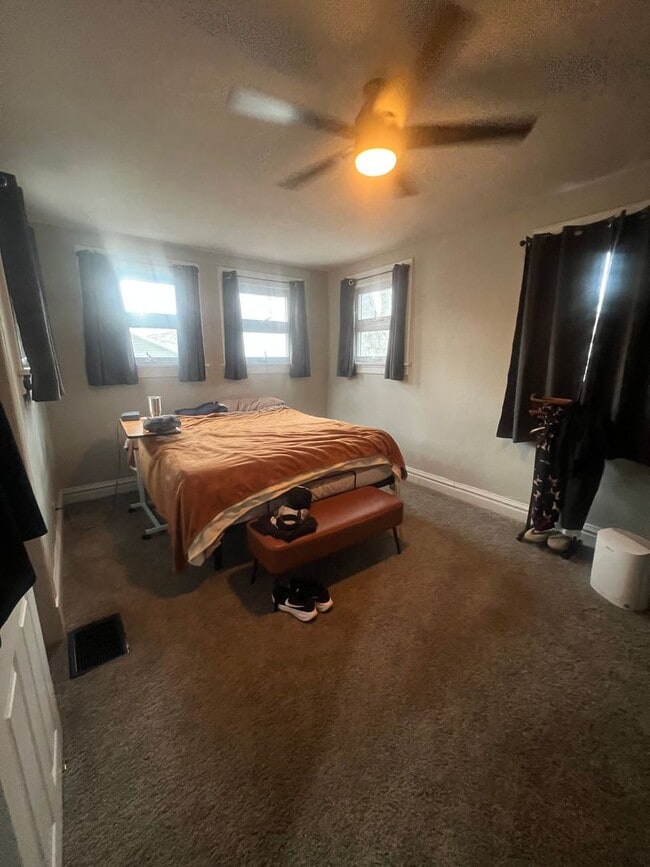 Building Photo - **Hawthorne Place** Pet Friendly 5 Large Bedrooms 2 Full Baths!