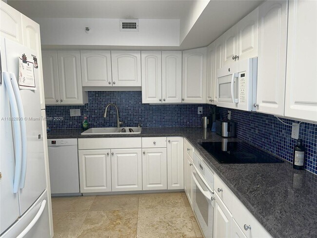 Building Photo - 1541 Brickell Ave