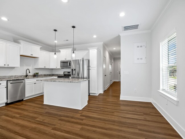 Building Photo - 3 Bed, 2.5 Bath - Lucky Penny End Unit