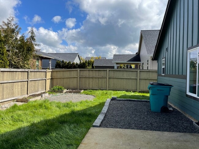 Building Photo - CHARMING Ranch-Style Home in Ridgefield, WA! 3 Bedrooms & 2 Baths! Walk-In Closet! Spacious Floor...