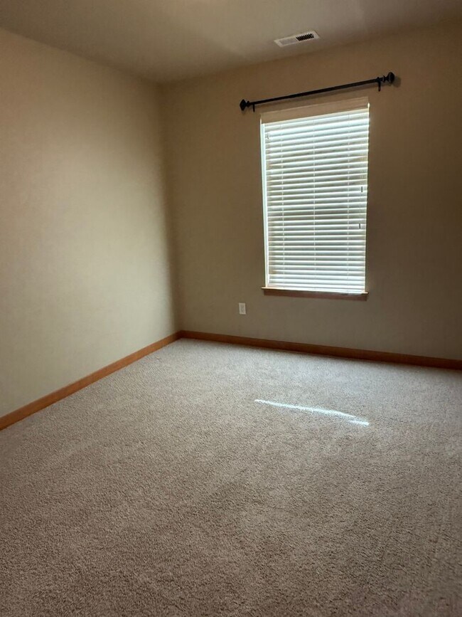 Building Photo - Beautifully Refurbished and updated Townhome style Home in Southeast Portland